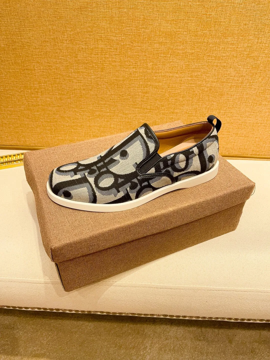 Factory price 380🔥[Dior] The latest 2024 new model is carefully crafted and set off the audience! An international brand that continues to innovate. This men's all-season casual shoe, the original version, has an all-leather upper, breathable and comfortable leather feet ➕Rubber non-slip outsole, breathable and comfortable, quality speaks for itself👄Color: two colors Size: 38-44